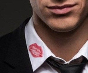 Sự thật đau lòng về vết son nguệch ngoạc trên áo chồng