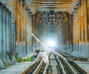 Tranh cãi bộ ảnh cô gái múa ballet trên đường tàu
