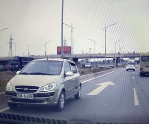 Tước bằng lái, phạt tiền tài xế lái ôtô 70 km/h ngược chiều cao tốc