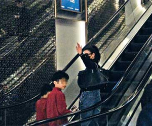 Bá Chi bận rộn chăm con, Tạ Đình Phong nhàn nhã một mình