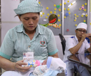 Giám đốc bệnh viện dùng "tuyệt chiêu" để người mẹ bỏ đi đến nhận lại con