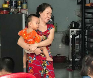 Lấy lời khai bảo mẫu bạo hành nhiều trẻ em