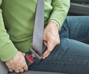 Ngồi sau ôtô không thắt dây an toàn phạt tới 200 nghìn đồng