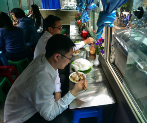 Quán ăn phục vụ khách ngay trên ô tô 29 chỗ hút khách Thủ đô sau chiến dịch đòi lại vỉa hè