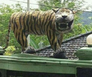 Quân đội Indonesia phá hủy tượng hổ ngoác miệng cười gây tranh cãi