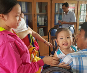 Cha mẹ trẻ ở Sài Gòn rơi nước mắt khi con bị bạo hành