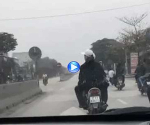 Clip: Đoàn xe máy không đội mũ bảo hiểm, đánh võng thách thức tài xế ô tô trên quốc lộ