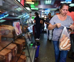 "Cuộc chiến bánh mì": Venezuela bắt 4 chủ tiệm giữa siêu lạm phát