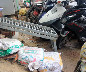 Hà Nội: Bắc ghế, kê bao tải trèo vào nhà