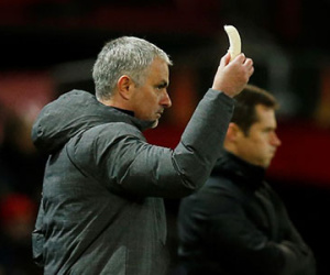 Mourinho bóc chuối tiếp sức cho học trò