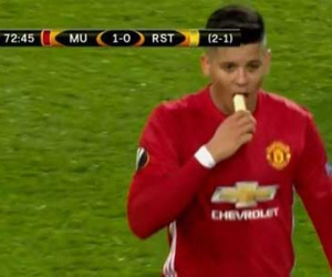 Mourinho giải thích chuyện bóc chuối tiếp sức cho học trò