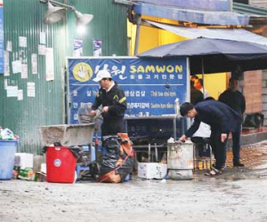 Người Hà Nội đun nấu trên vỉa hè