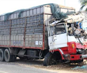 Xe tải nát đầu sau tai nạn liên hoàn trên quốc lộ 1A
