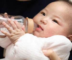 Các mẹ lưu ý: Cho trẻ dưới 6 tháng tuổi uống nước chẳng khác gì hại con!