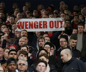 CĐV Arsenal mắng Wenger "ÍCH KỈ" vì không chịu từ chức