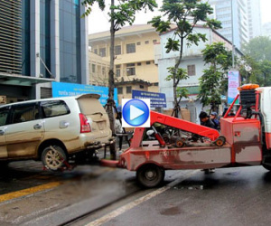 Clip: Cẩu xế hộp bất chấp biển cấm trên vỉa hè Hà Nội