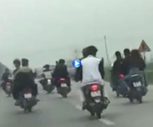 Clip: Thanh niên lái xe máy bằng chân, "làm xiếc" trên QL1A