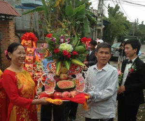 Dàn đỡ lễ ăn hỏi U60 khiến dân mạng ngạc nhiên