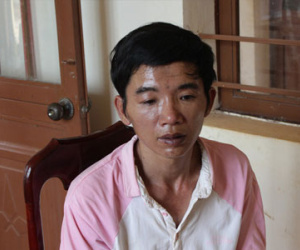 Gã cha mất nhân tính dụ cho điện thoại để xâm hại con gái ruột