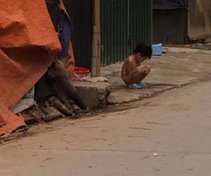 Hà Nội: Bé gái 3 tuổi bị mẹ cởi hết quần áo, bắt đứng ngoài trời mưa lạnh