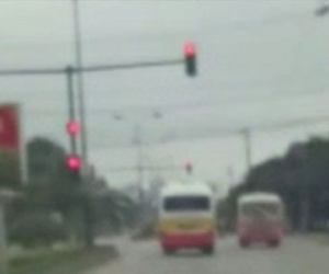 Hai xe buýt đua nhau vượt đèn đỏ như trong phim hành động