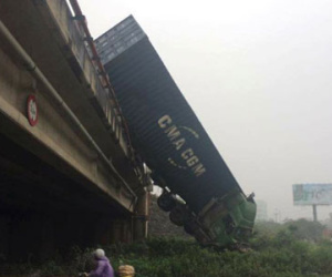 Hiện trường 3 xe container đâm liên hoàn, cắm đầu xuống cầu Thanh Trì