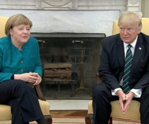 Ông Trump gượng gạo từ chối bắt tay bà Merkel