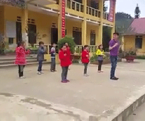 Thầy giáo vùng cao nhảy cực dẻo với học sinh trên nền nhạc sôi động