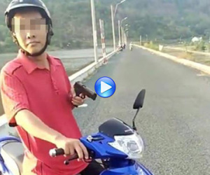 Video: Cán bộ huyện một tay lái xe, một tay "múa súng" thị uy