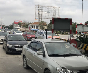 Hơn 30 ô tô lại lên cầu Bến Thuỷ phản đối thu phí, CSGT điều động xe cẩu cưỡng chế