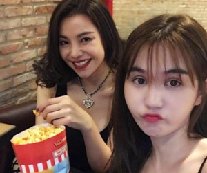 Ngọc Trinh bị chỉ trích vì hành động kém duyên ở rạp chiếu phim