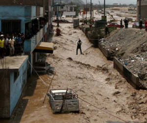 Peru chìm trong bùn sau lũ và lở đất lịch sử