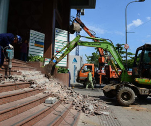 Quận 1 đập bậc thềm cao 2 mét của tòa nhà trên phố đi bộ