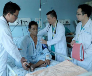 2 bệnh viện Sài Gòn hợp sức cứu sống du khách Singapore đột quỵ