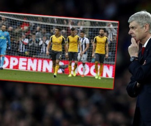 Arsene Wenger, giặc ở phía sau lưng ông đó