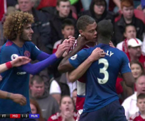 Cầu thủ Middlesbrough bị nghi có ý định cắn Eric Bailly