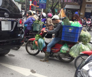 Khoảnh khắc trên phố Hà Nội khiến người ta vừa giận vừa thương