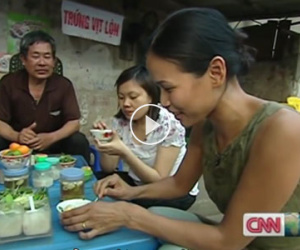 Người Hà Nội đưa phóng viên CNN đi ăn trứng vịt lộn