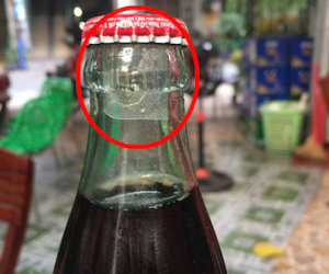 Phát hiện chai Coca-cola có "dị vật" giống như thuốc