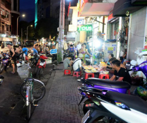 Quận 1 đề xuất "nhường" một phần vỉa hè cho người bán hàng rong