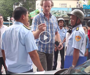 Video: "Giải cứu vỉa hè" quận 1- Ông Tây xé niêm phong xe ô tô