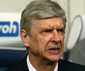 Wenger ở lại Arsenal bất chấp làn sóng chỉ trích