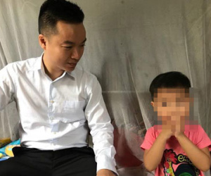 Bé gái 3 tuổi bị mẹ lột quần áo bắt đứng ngoài trời mưa rét được đi học