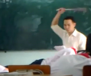 Chào thầy dạy toán bằng tiếng Anh, học sinh bị đánh