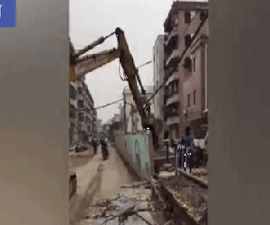 Đang đi xe máy, người đàn ông bất ngờ bị bức tường đè gãy 2 chân