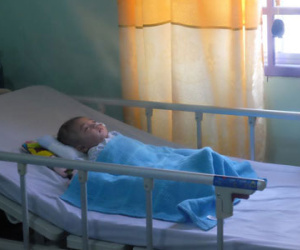 Hình ảnh và tình trạng hiện tại của bé bị não úng thủy Phạm Đức Lộc sau khi trở về từ Singapore