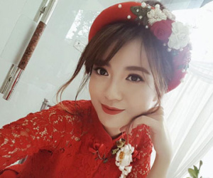 Hot girl Tú Linh, fan nổi tiếng của MU rạng rỡ trong ngày ăn hỏi