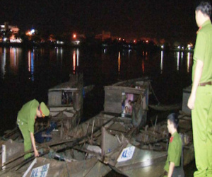 Huế phát hiện 3 thuyền khai thác cát trái phép trên sông Hương