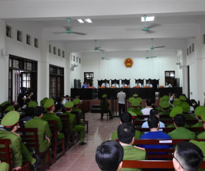 Cảnh sát bảo vệ nghiêm ngặt ông trùm ma túy và 22 đồng phạm