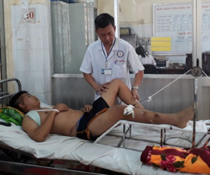 Cảnh sát cơ động bị "quái xế" tông xe chấn thương sọ não